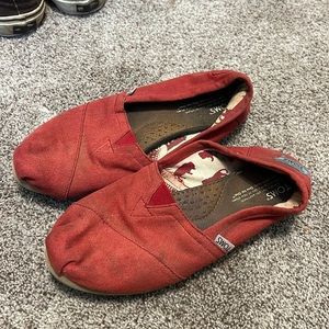 Women’s red canvas Tom’s size 7.5